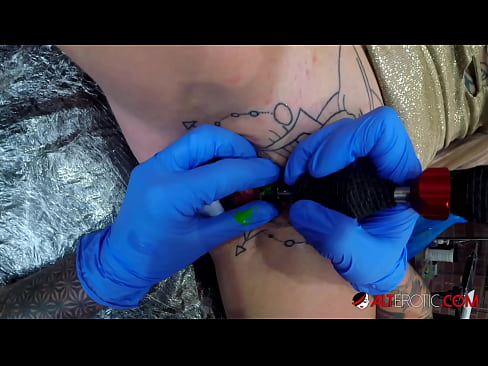 ❤️ Fìor tattooed hottie Sully Savage fhuair tattoo air a clitoris ❌ Porno aig porn gd.villagesexvideos.ru ﹏